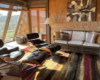 Waterfront Architectural Gem on Acreage w/ Hot Tub - Coupeville - Living room