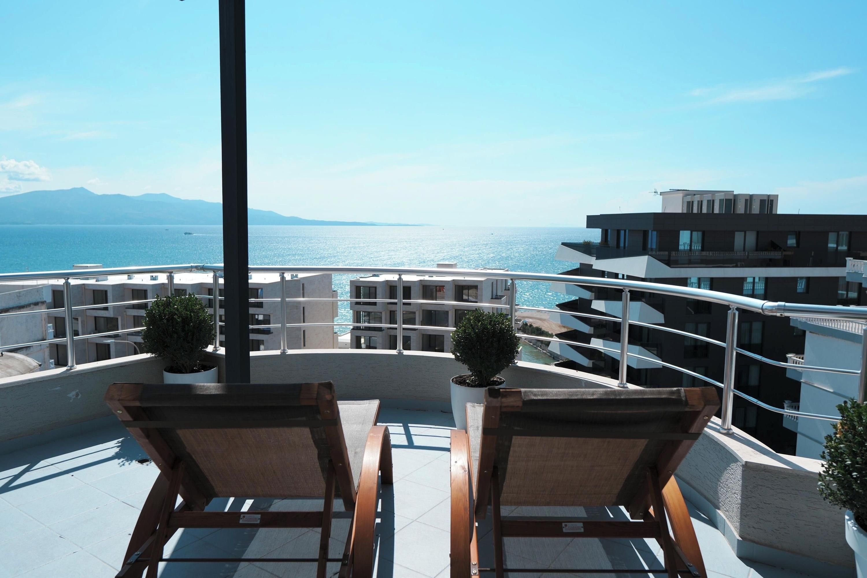 Hotel Blue Sky - סאראנדה - מרפסת