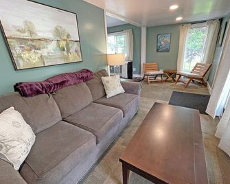 Pelican LakeHouse w/boat slip & sauna - sleeps 4 - Spring Grove - Living room