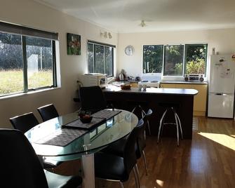 Bush backdrop, privacy and Bay views - Whangarei Heads - Jadalnia