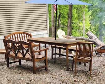 Hilltop Hideaway for family fun - Eddyville - Patio