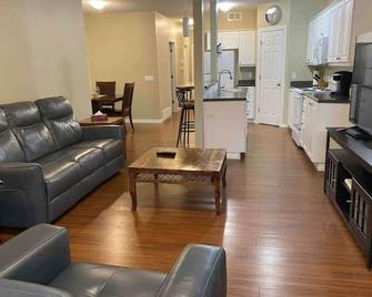 2 Bedroom 1/2 Block From Mosiac and Pasqua Hospital - Regina - Living room