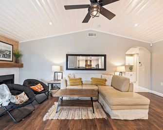 Breathtaking Meadows by AvantStay Temecula Group Retreat Pool Pickleball Firepit Hot Tub - Temecula - Living room
