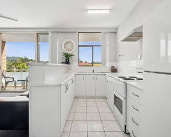 Ocean Parade 9 - Cafes, Stroll to beach, BBQ, Pool - Coffs Harbour - Kitchen