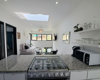 Revolucion 95 Modern Apt! Mountain Views - Ajijic - Κουζίνα