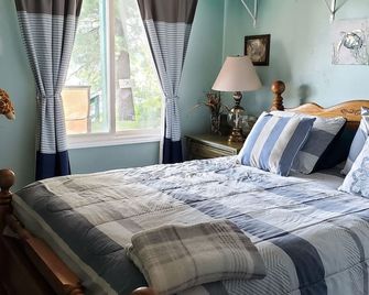 Lake Front 3 Bedroom cabin with FREE use of pontoon. - Webster - Bedroom