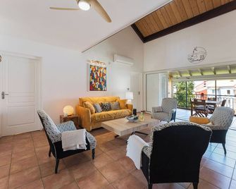 La 'Caret' 3 bedrooms swimming pool and beach access, rated 4 stars - Le Gosier - Wohnzimmer