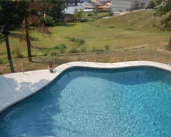 Private Pool Vacation Home - Lake Ozark - Басейн