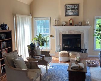 Beautiful lake view home nestled in the vineyards of North East Pa. - North East - Living room