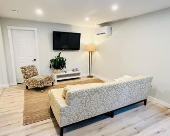 Private cozy Sauble Beach cottage, close to the nature & entertainment. - Sauble Beach - Вітальня