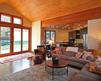 New retreat for families, couples. Architectural gem with Stream & hiking trails - Green Mountain Falls - Living room