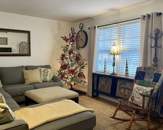 Historic downtown Bell Buckle! Southern Charm Guest House - Bell Buckle - Sala de estar