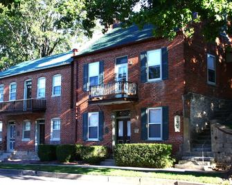 Captain Wohlt Inn - Hermann - Building