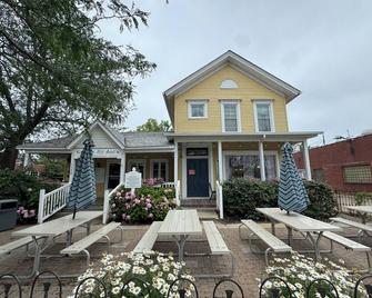 Mid-Century Modern Themed Home with Outdoor Hot Tub - Vermilion - Patio