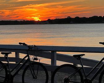 Shelter Island Retreat With Pool ...A Stone's Throw Away From The Beach! - Shelter Island - Balcony