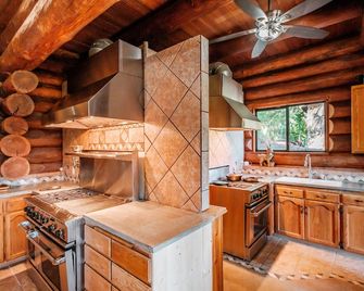 Log Home on the Saintiam River in Albany, Oregon - Albany - Keuken