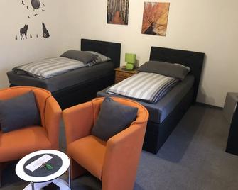 Messezimmer 4 u 2 - Düsseldorf - Bedroom