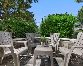 1 Pacific Surf: Cozy Town Home | Walk to Beach | Dog-Friendly - Cannon Beach - Patio