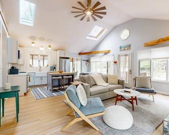 Livywood Cottage - New Buffalo - Living room