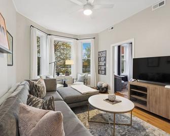 Spacious 4-bedroom apartment with WiFi, AC in brilliant Chicago - Chicago - Sala