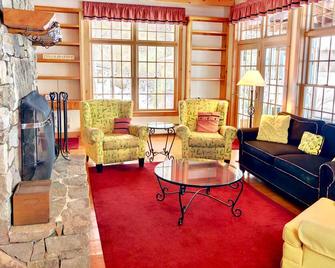 Fl Quintessential Lake House Close To Bretton Woods Santas Village And Forest Lake State Park - Whitefield - Living room