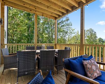 Magnificent Cabin Settled Among Trees in Fairview, Georgia - Fairview - Balcony