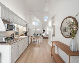 Miramar Penthouse Coastal Elegance in the Heart of Half Moon Bay - Half Moon Bay - Kitchen