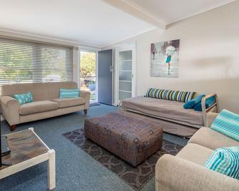 Moruya Holiday House - Moruya - Living room