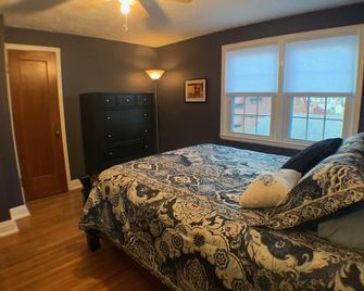 Business Friendly, Couple Friendly, Great Neighborhood, Minutes from the Falls! - Niagara Falls - Bedroom