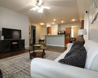 Beautiful and Spacious 3bd/2bth House close to Airport and Downtown - Jersey Village - Living room