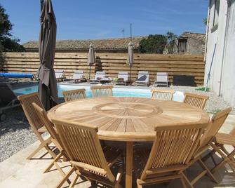 Mas Thomas: Barjac, Rochegude- Between Gorges De L'ardeche And Uzes - Rochegude - Patio