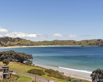 Chucks Retreat - Opito Bay Holiday Home - Whitianga - Playa