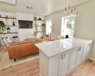 Mid-Century Apartments Minutes to Ewr & Nyc Transit - ニューアーク - キッチン