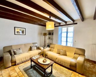 Gite de Jappeloup 13 minutes from Futuroscope - Poitiers - Living room