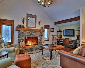 Rustic home with a private hot tub, fireplace, cable, & washer/dryer - Plymouth - Living room
