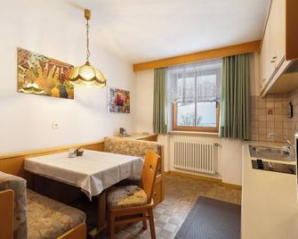 Apartment 'Sommer' with Mountain View, Shared Garden and Wi-Fi - Valle di Casies - Sala pranzo