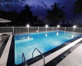 Encanto Farmstay - מיסור - בריכה