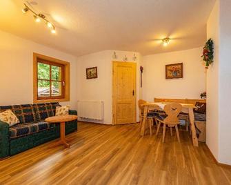 Gröbl-Alm Haus zur schönen Aussicht - Ettal - Living room
