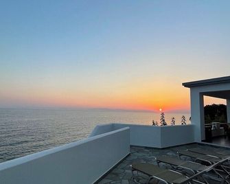 Stunning villa in Samos with spectacular views of the aegean sea and sunset - Samos - Balcon