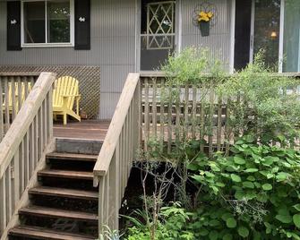 Cozy rustic private cottage 1 minute to beach - Gravenhurst - Building