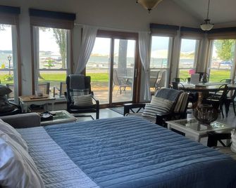 Luxury Lakefront Family Retreat: Swimming, Kayaks, Bikes, Game Room, Hot Tub! - Mears - Bedroom