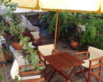 Oinoi Hotel - Agios Kirykos - Innenhof