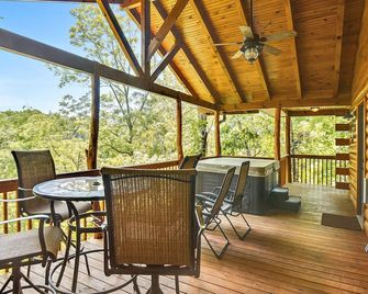 Buffalo Bungalow..Couples Only: Sauna, Massage Table & Much More!! - Clyde - Patio