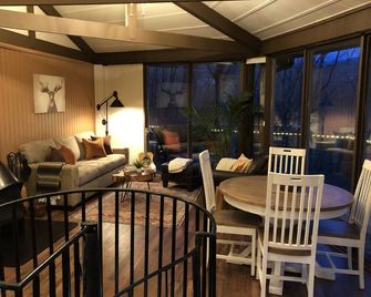 Cozy, Luxury Cabin, in the Heart of Bryce Resort on Bryce Mountain - Basye - Dining room