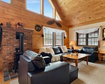 Beechwood Home in Mendon - Mendon - Living room