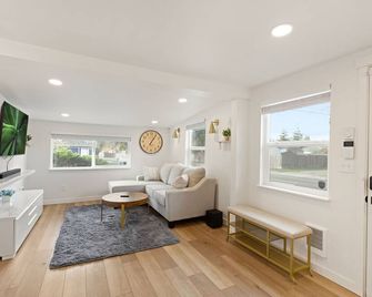 Cozy Bungalow Home 2br, 1ba - 9 min to Tacoma Dome - Tacoma - Living room