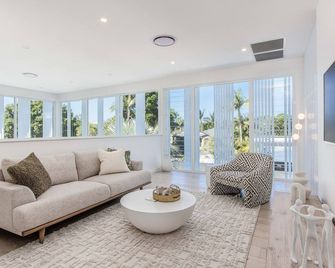 Luxury Mermaid Waters Holiday Home - Mermaid Waters - Living room
