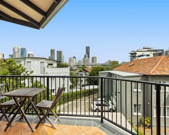 Charming 2-Bed Apartment with City Views - Brisbane - Balcón