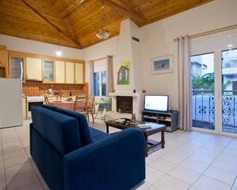 Villa Elli 2 Beach-front villa with garden - Itéa - Obývací pokoj