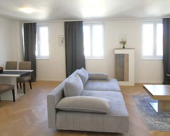 Margot - Wina - Ruang tamu